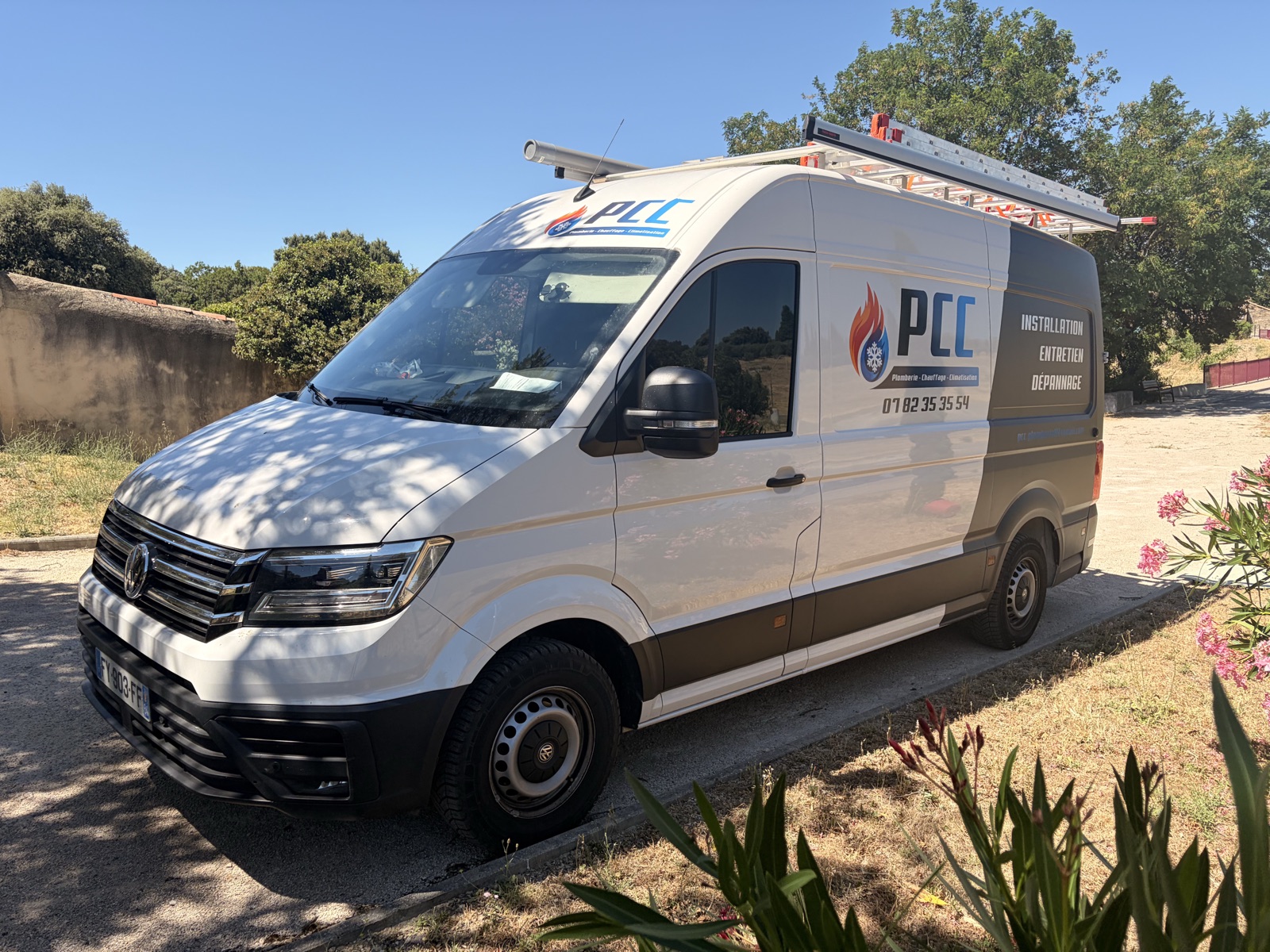 Camion atelier PCC Plomberie Chauffage Climatisation, floqué et équipé, garé devant un chantier