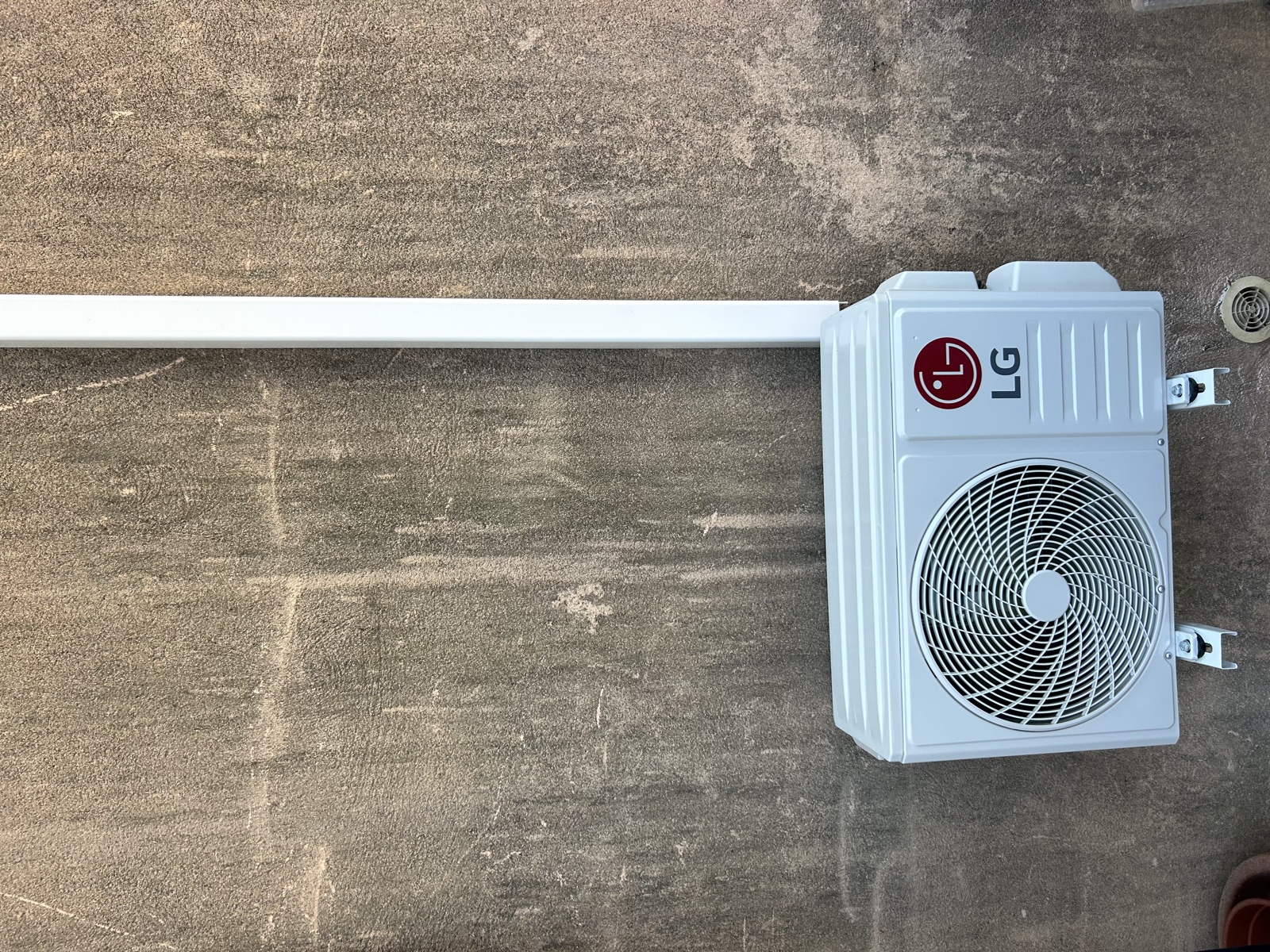 Groupe extérieur LG installé en façade avec ligne frigorifique