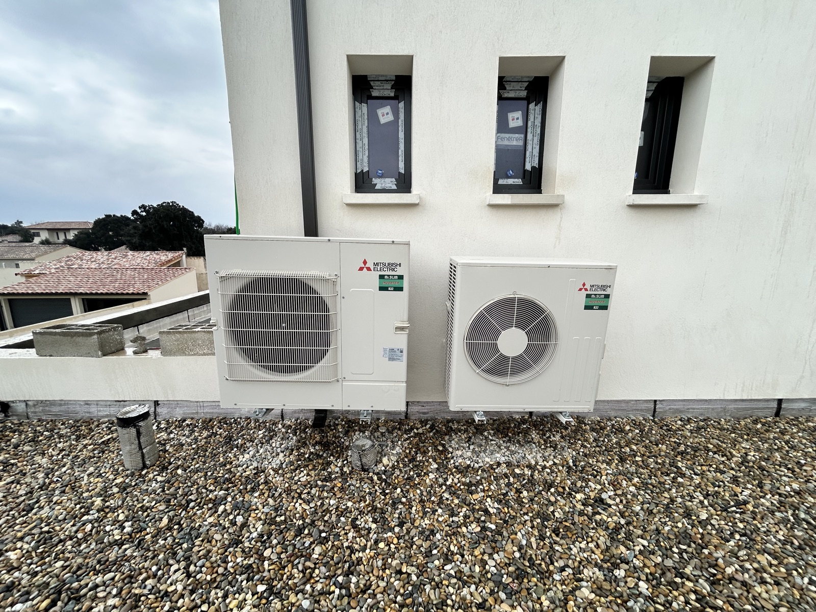 Deux groupes extérieurs Mitsubishi Electric Mr. Slim installés en toiture-terrasse