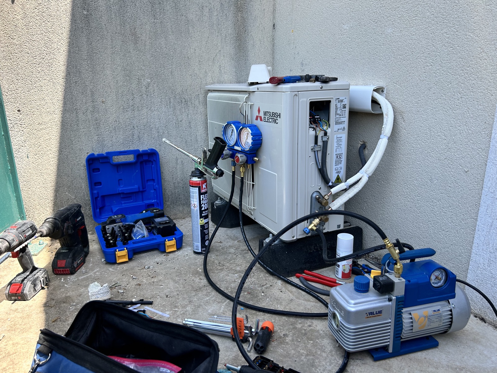 Mise en service d'un groupe extérieur Mitsubishi Electric, tirage au vide et contrôle des pressions