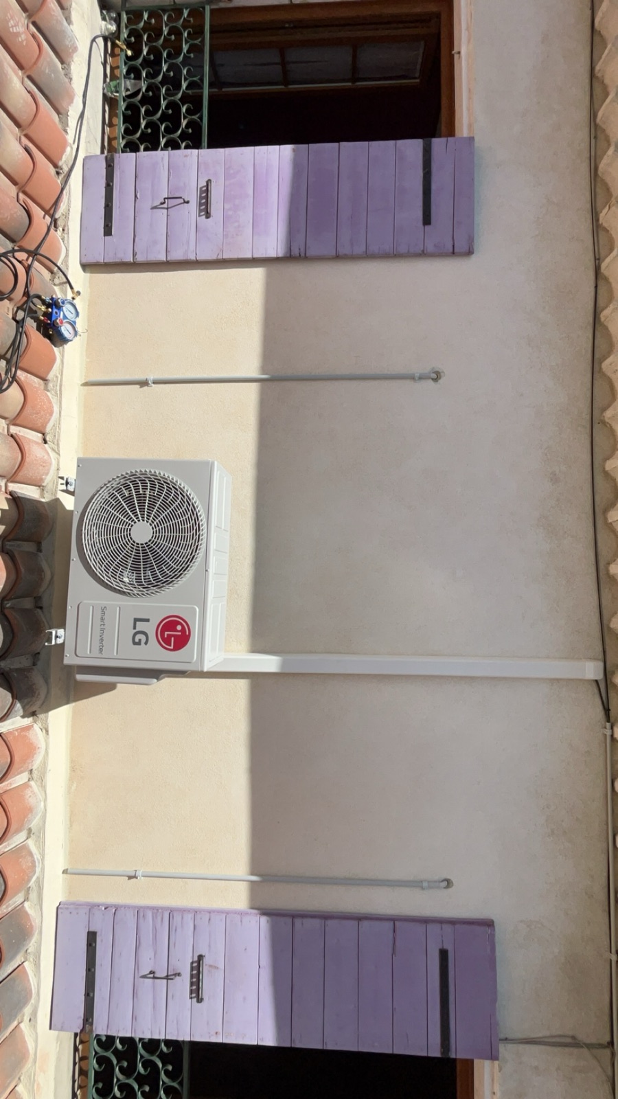 Groupe extérieur LG compact installé en façade entre deux fenêtres