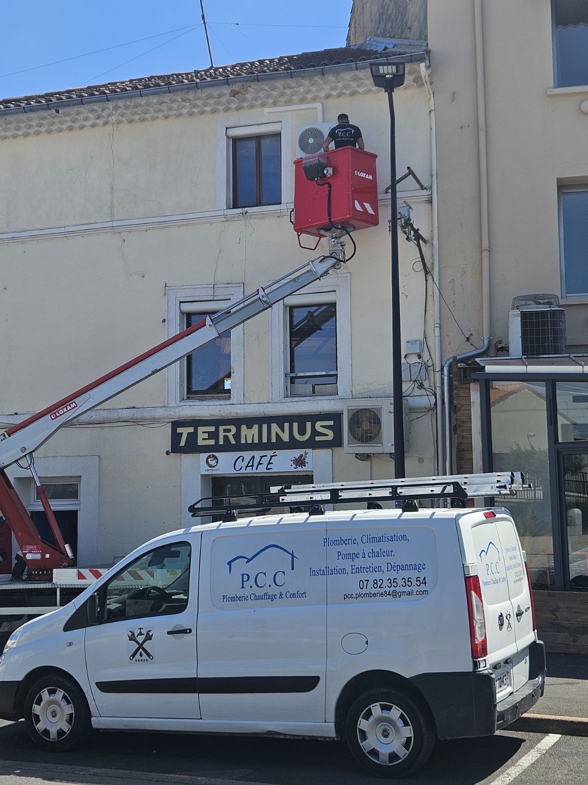 Technicien PCC en nacelle pour la pose d'une climatisation en étage